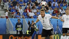 GÓL PO ODPÍSKÁNÍ. Nmecký kapitán Bastian Schweinsteiger sice rozvlnil hlavou...