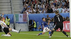 Italský záloník Emanuele Giaccherini centruje v pádu ped nmeckou bránu....