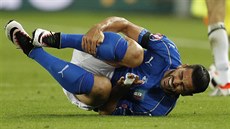 Italský útočník Graziano Pellé se v bolestech svíjí na zemi.