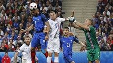 Útoník Olivier Giroud stílí pátou francouzskou branku ve tvrtfinále s...