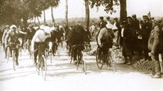 První kilometry závodu v roce 1903