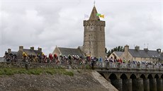 Cyklisté ve 2. etap Tour de France