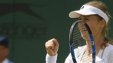 Jekatrina Makarovová oslavuje wimbledonské vítzství nad Barborou Strýcovou.