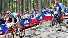 Jaroslav Kulhavý (vpravo) a Nino Schurter na trati závodu mistrovství svta v...