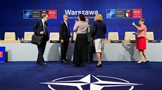 Generální tajemník NATO Jens Stoltenberg (druhý zleva) kontroluje hlavní...