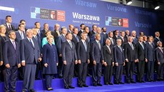 Prezident Milo Zeman (vlevo) bhem úvodního ceremoniálu summitu NATO ve Varav