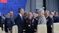 �éf NATO Jens Stoltenberg, vrchní alian�ních sil Curtis Scaparrotti a p�edseda...