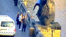 Stráníci chytili tyi cizince, kteí lezli po jedné ze soch Karlova mostu