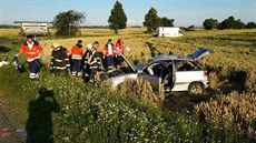 Následkem tragické sráky automobilu s dodávkou u Tvaroné zemely ena a dv...