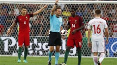 Nmecký sudí Felix Brych ve tvrtfinále Eura proti Polsku napomíná...