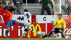 Ghanský útoník Sulejmani Muntari stílí gól esku na MS 2006, branká Petr...