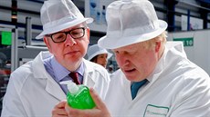 Michael Gove a Boris Johnson ped referendem navtívili i továrnu na kosmetiku....