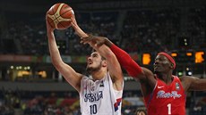 Srbský basketbalista Nikola Kalinič v duelu olympijské kvalifikace proti...
