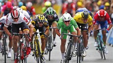 Mark Cavendish (v zeleném) ve spurtu třetí etapy Tour de France poráží Andrého...