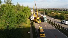 Na Praském okruhu se pevrátil kamion na bok (8.7.2016).