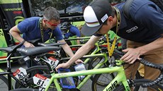 POZOR NA PODVODNÍKY. Komisai UCI kontrolují na startu páté etapy Tour de...