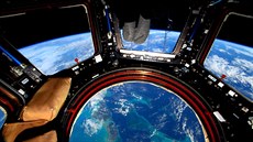 Skleněné „dno“ modulu ISS na Vánoce 2015 nad Bahamskými ostrovy (foceno 17mm...