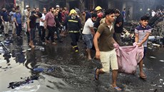 Lidé odklízejí t�la po výbuchu v Bagdádu. Ob�tí dvou útok� je nejmén� 23....