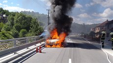 Kdy� �idi�ka zastavila a vysedla, zachvátily auto plameny.