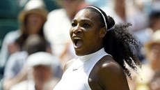 Americká Serena Williamsová se raduje z postupu do finále Wimbledomu.