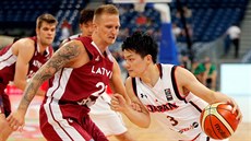 Japonský basketbalista Naoto Cudži (vpravo) se pokouší obejít Aigarse Škeleho z...