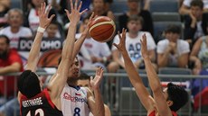 eský basketbalista Tomá Satoranský (uprosted) útoí na japonský ko.