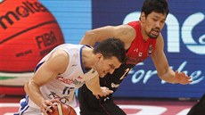 Český basketbalista Lukáš Palyza (v bílém) se snaží uniknout Takatošimu...