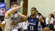 Summer League NBA: Vander Blue (13) z Dallasu útoí pes Stephena Zimmermana z...