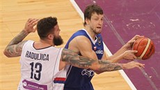 eský basketbalista Jan Veselý se tlaí pod srbský ko, brání ho Miroslav...