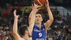 eský basketbalista Jií Welsch pálí na srbský ko pes Nikolu Kalinie.