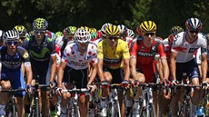 Momentka z 6. etapy Tour de France, ve lutém dresu lídra Greg van Avermaet.
