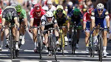 Mark Cavendish (uprosted) dojídí jako první do cíle 6. etapy Tour de France.