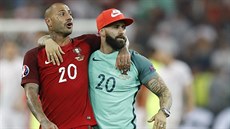 NOVÝ HRDINA. Portugalský st�elec Ricardo Quaresma (vlevo) slaví postup do...