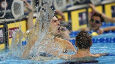 A MÁM T�! Ameri�an Michael Phelps slaví vít�zství nad svým rivalem a krajanem...