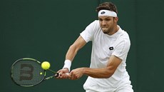 Jií Veselý bojuje v osmifinále Wimbledonu proti Tomái Berdychovi.