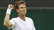 Tomá Berdych slaví vítzství ve Wimbledonu proti Jiímu Veselému.