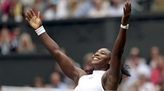 K NEBESŮM. Serena Williamsová se raduje ze zisku sedmé wimbledonské trofeje.