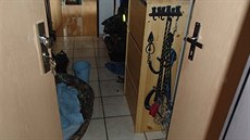 Voda tekla naštěstí jen hodinu a půl. Pohled do bytu od...