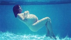 Thotná Alanis Morissette se nechala vyfotit nahá pod vodou (2016).