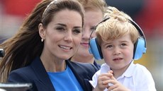 Vévodkyn Kate (34) s manelem Williamem (34) a synem Georgem (2) navtívili...
