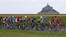 Cyklisté v úvodní etapě Tour de France projíždějí okolo přílivového ostrovu...