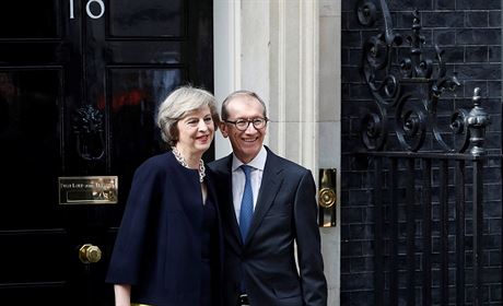 Britská premiérka Theresa Mayová se svým manelem Philipem ped domem v Downing...