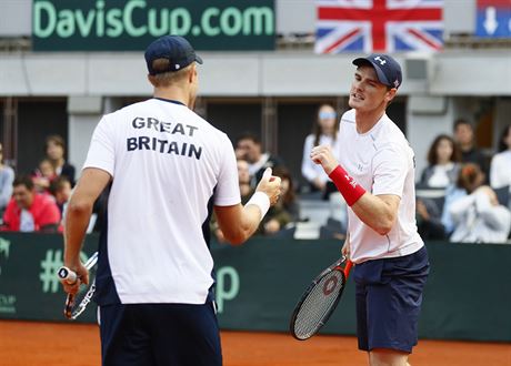 Brittí tenisté Dominic Inglot a Jamie Murray ve tvrtfinále Davis Cupu v...