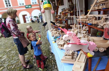 Hrakobraní je festival na zámku v Kamenici nad Lipou, který svým úastníkm a návtvníkm nabízí pehlídku hraek z pírodního materiálu a jejich výrobc i návrhá. Tento snímek je z roku 2016.