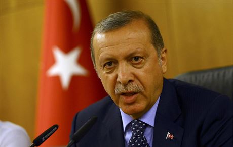 Turecký prezident Erdogan bhem projevu v Istanbulu, kam piletl bhem pokusu...