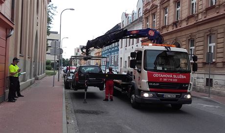 Osobní vozy smjí podle nových pravidel parkovat v Kostelní ulici jen od 20.30...