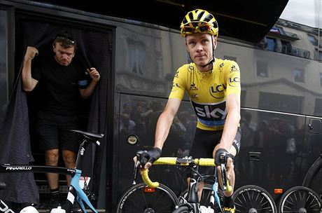 Chris Froome se rozjd ped startem 11. etapy Tour de France.