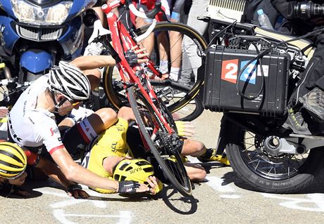 KOLIZE! Chris Froome, Bauke Mollema a Richie Porte le na zemi po nrazu do...