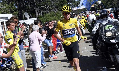 TRNUJE NA MARATON. Chris Froome b bez kola do stoupn Mont Ventoux.