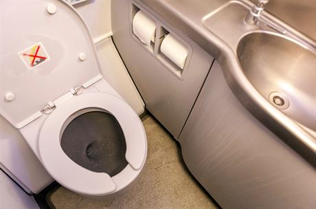Kvli problémm s toaletami v Airbusu A350 (na snímku) zaal výrobce uvaovat o instalaci pisoár.